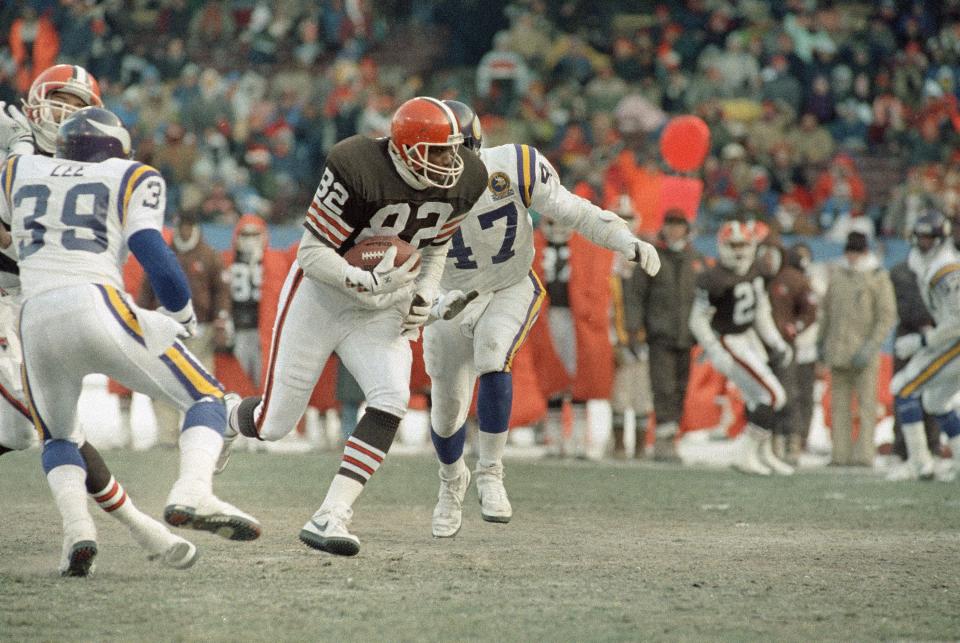 Cleveland Browns tight end Ozzie Newsome (82) runs past Minnesota Vikings safety Joey Browner (47) on a 18-yard pass reception in the third quarter Sunday Dec. 18, 1989 in Cleveland, Ohio. (AP Photo/Jeff Glidden)