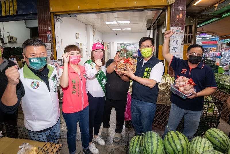 沿途受到攤商和民眾熱烈歡迎，也有人送上菜頭、蔥蒜，要預祝林佳龍鴻運當頭、高票當選。   圖：林競辦/提供