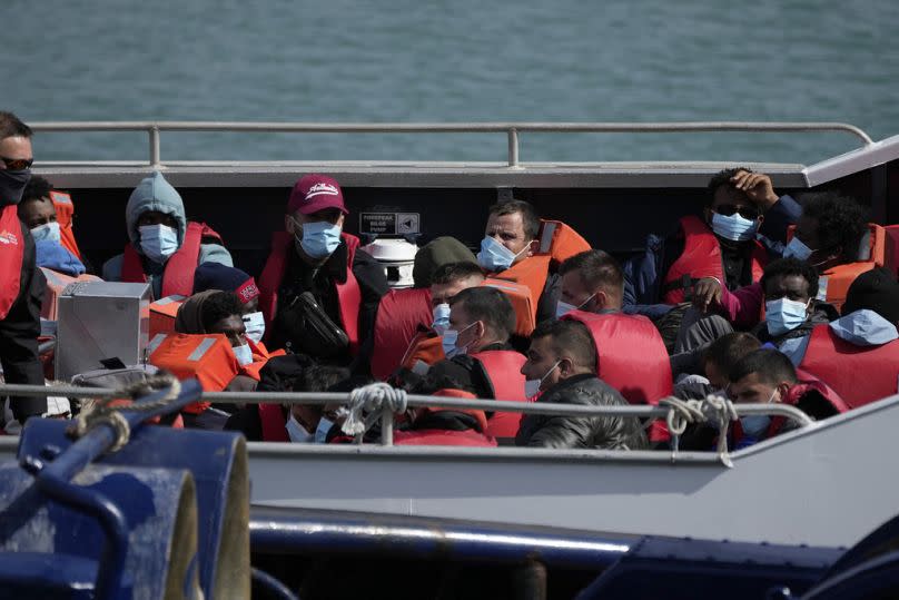 Des migrants et des demandeurs d'asile attendent d'être débarqués d'un navire des forces frontalières britanniques, à Douvres, en juin 2022.