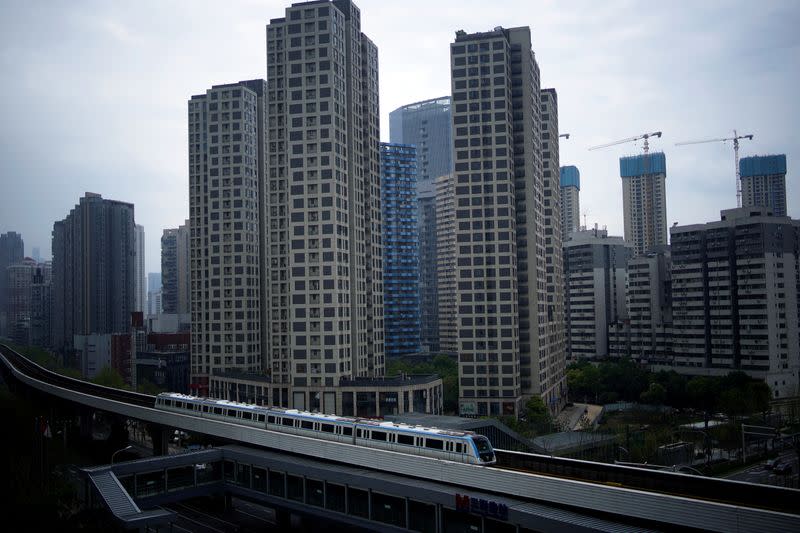 Un tren del metro en el primer día en que se reanudaron los servicios de metro de la ciudad tras el brote de la nueva enfermedad coronavirus (COVID-19), en Wuhan