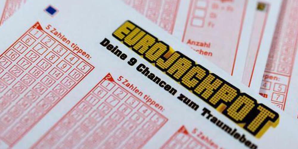 Lottoscheine mit der Aufschrift „Eurojackpot“ liegen in einer Lotto-Annahmestelle.<span class="copyright">Foto: Foto: dpa/Rolf Vennenbernd</span>