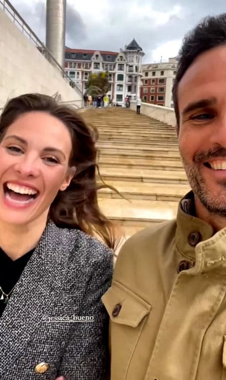 Jessica Bueno y Pablo Marqués por las calles de Bilbao