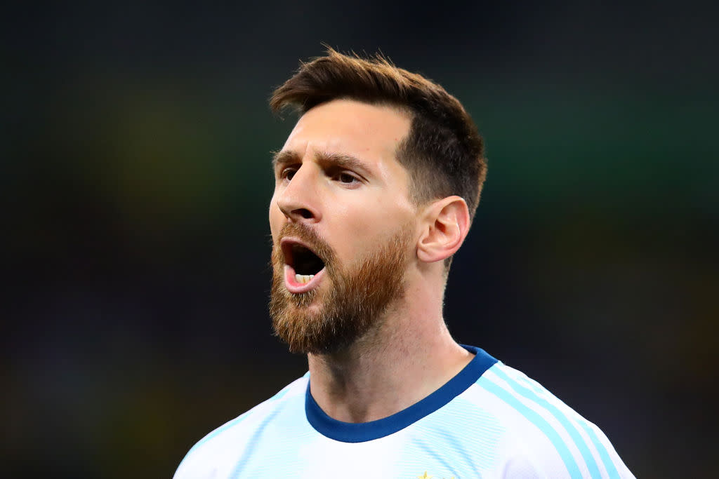 El capitán argentino Lionel Messi cantando a viva voz el himno de su país. (Photo by Chris Brunskill/Fantasista/Getty Images)