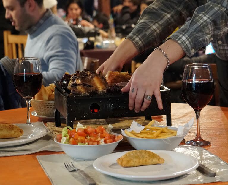 Los turistas disfrutan de una recepción en una casa de té que funciona en la vieja estación (con vino caliente, chocolate caliente y canapés) y luego de un asado con show musical en un antiguo galpón de la estancia San Ramón