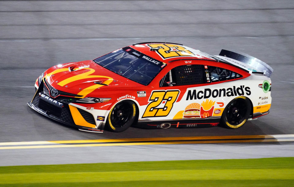 16 de febrero de 2022;  Daytona, Florida, Estados Unidos;  El piloto de la NASCAR Cup Series, Bubba Wallace (23), durante la calificación para las 500 Millas de Daytona en el Daytona International Speedway.  Crédito obligatorio: John David Mercer-USA TODAY Sports