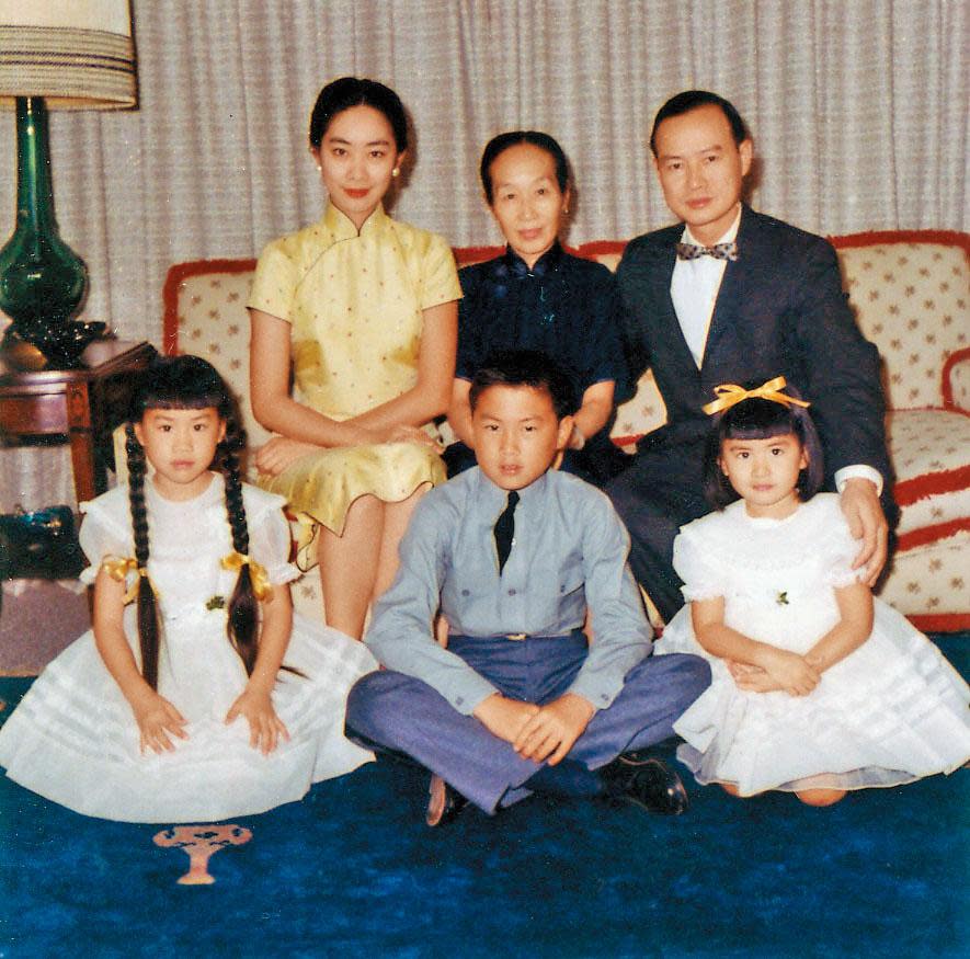 盧燕（後排左起）與母親李桂芬、丈夫黃錫琳，子女黃漢琪（前排左起） 、黃漢鼎、黃漢頤，攝於1958 年底。（盧燕提供）
