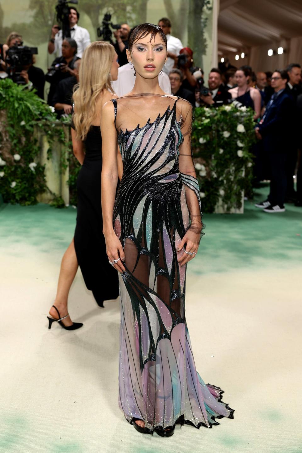Iris Law in Versace  (Getty Images for The Met Museum/)