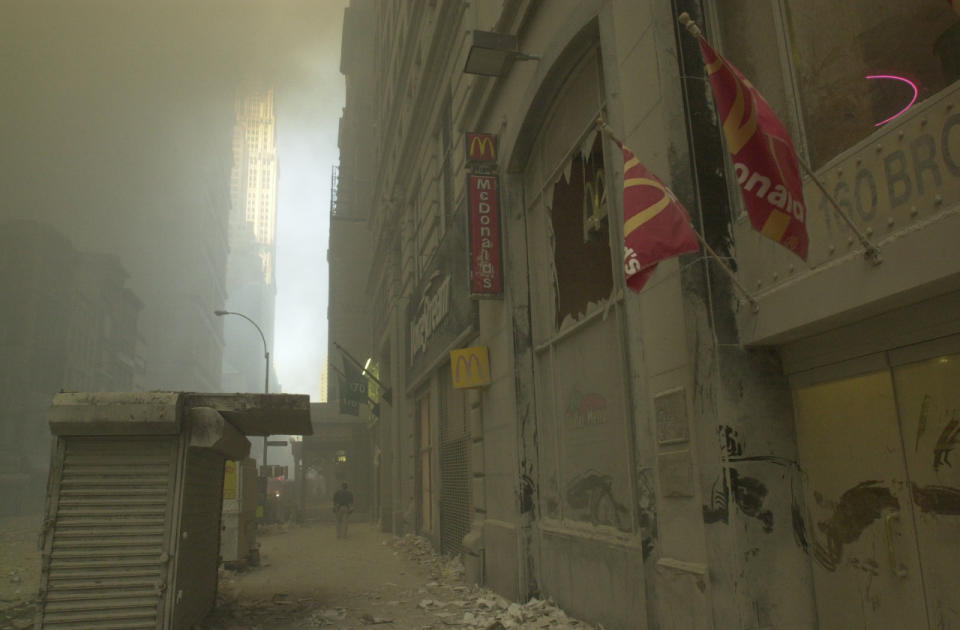 <p>Una calle cerca de la zona cero en la tarde del 11 de Setiembre, 2001 después de los ataques terroristas en el World Trade Center en la ciudad de New York. (Photo: Mark Lennihan/AP)</p>