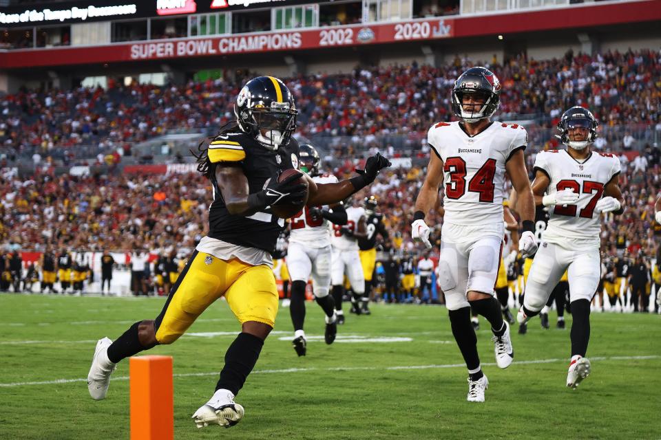 Pittsburgh Steelers running back Anthony McFarland Jr. (26) runs for a touchdown against the Tampa Bay Buccaneers during the first half of their preseason game on Friday.