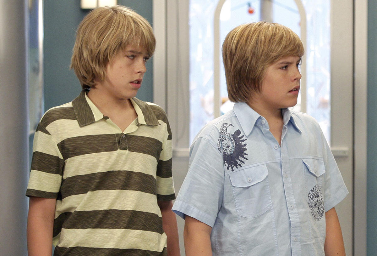 La prenotazione per la cena di Zach e Cody dalla Suite Life è finalmente arrivata: guarda le reazioni di Dylan e Cole Sprouse