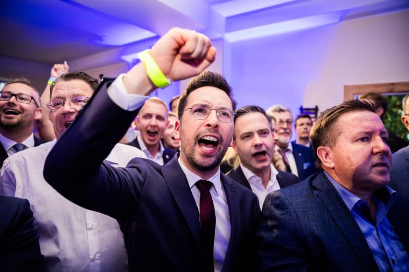 Dennis Hohloch (C), parliamentary secretary of the Alternative for Germany (AfD) faction in the Brandenburg state parliament, reacts to the first projections at the Brandenburg AfD election party in a café in Potsdam-Marquardt. Christoph Soeder/dpa