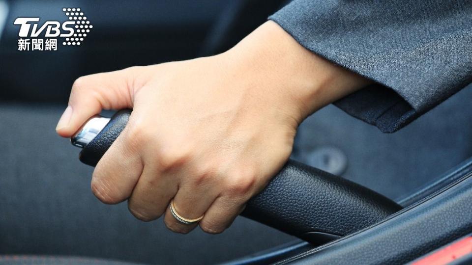 王男拉起手煞車後發現車子還繼續前進。（示意圖，非當事人／shutterstock達志影像）