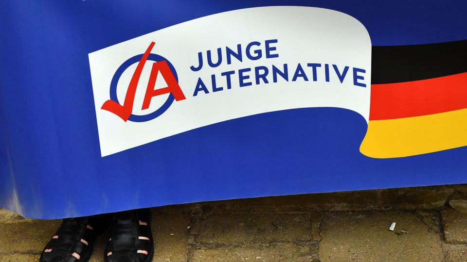 Die AfD-Organisation Junge Alternative gilt in Brandenburg nun als rechtsextremistisch. (Bild: dpa)