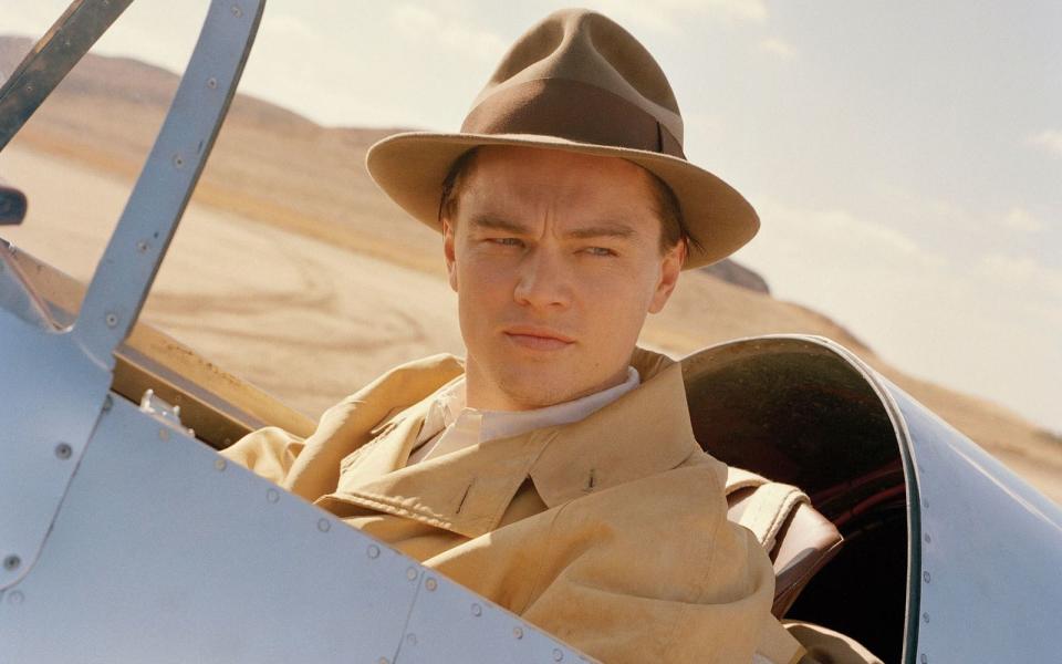 <p>... und 2005 nach geschlagenen elf Jahren die zweite Oscar-Nominierung: Scorsese wagte es in "Aviator" noch einmal mit Herrn DiCaprio. Und der überzeugte die Academy als junger Multimillionär Howard Hughes, der seinen beiden großen Leidenschaften Fliegen und Film nachgeht. Einen Award gab es auch: Für das Flieger-Biopic wurde DiCaprio mit seinem ersten Golden Globe bedacht. (Bild: Buena Vista)</p>