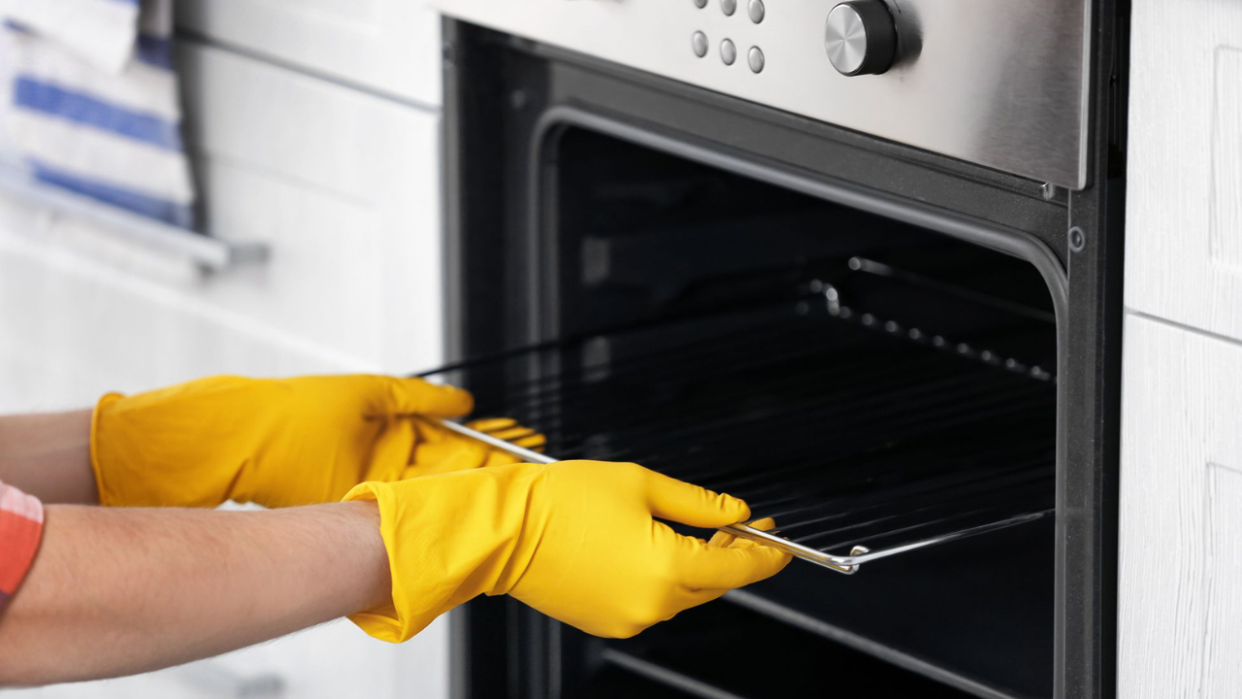  How to clean an oven. 