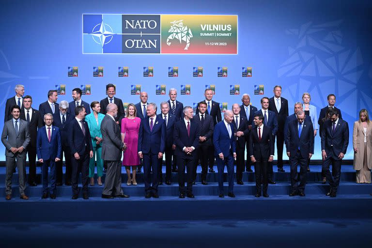 Los participantes en la Cumbre de la OTAN toman posiciones para posar para una familia oficial en Vilna el 11 de julio de 2023.
