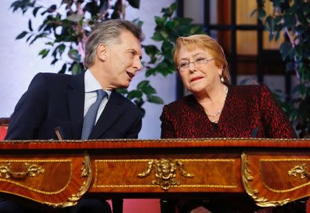 Argentina's president Mauricio Macri speaks with Chile's President Michelle Bachelet during a meeting at the government house during his official visit in Santiago, Chile June 27, 2017. REUTERS/Rodrigo Garrido