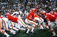 ARCHIVO - El quarterback de los Chiefs de Kansas City Len Dawson (16) entrega el balón al running back Mike Garrett (21) durante el Super Bowl IV en Nueva Orleáns, el 11 de enero de 1970. (AP Foto)