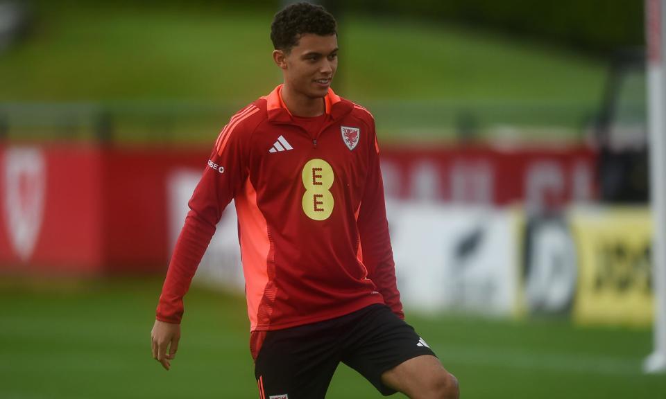 <span>Brennan Johnson trains before Wales’ Nations League match against Iceland.</span><span>Photograph: Kian Abdullah/Huw Evans/Shutterstock</span>