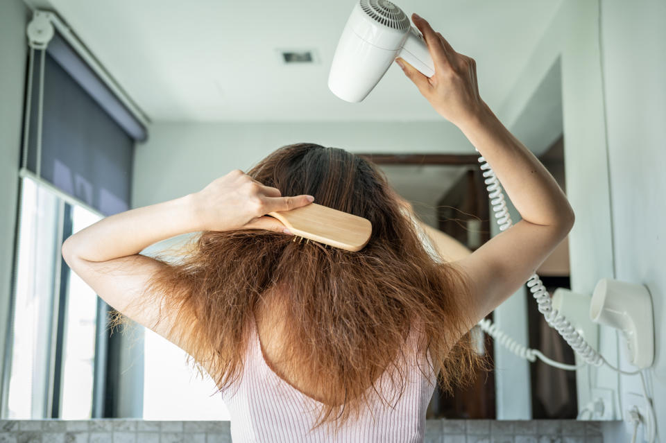 此外濕髮下的頭髮又最為脆弱，除了以中低溫吹乾頭髮外，可於吹髮前將免沖洗護髮均勻抹於髮中至髮尾，可縮短吹髮時間並隔絕吹風機造成的熱傷害，並以按壓、輕拍，避免拉扯與搓揉導致更嚴重的斷髮或掉髮問題。