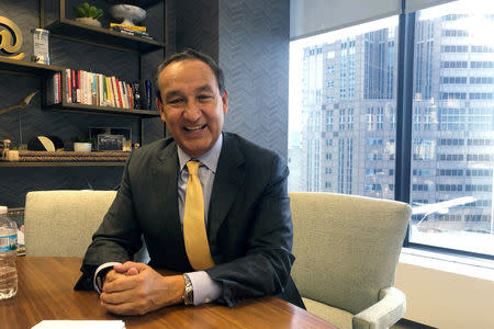 United Airlines Chief Executive Officer Oscar Munoz poses for pictures in his office at the company’s headquarters in Chicago, Illinois, U.S., November 14, 2018. Picture taken November 14, 2018. REUTERS/Tracy Rucinski