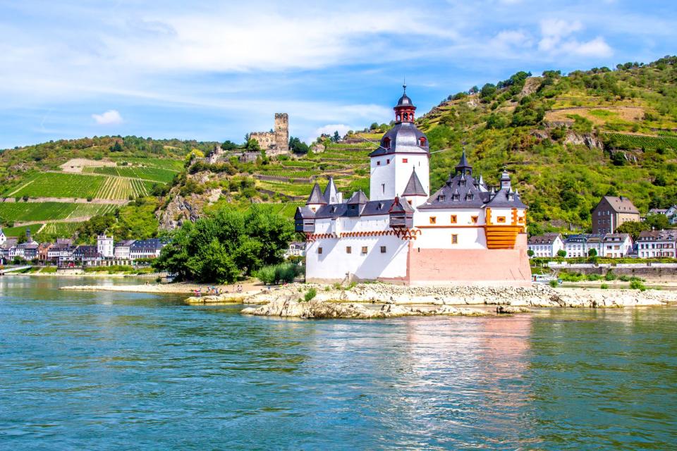 Die Burg Pfalzgrafenstein wurde 1327 von König Ludwig IV. als Zollturm errichtet. Sie thront als Inselburg auf der Felsinsel Falkenau im Rhein und wurde nie als Residenz genutzt, sondern nur zur Einnahme des Schiffszolls. 2002 wurde die Burg Teil des UNESCO-Welterbes Oberes Mittelrheintal, heute finden dort vor allem kulturelle Veranstaltungen und Kunstausstellungen statt. (Bild: iStock / marcociannarel)