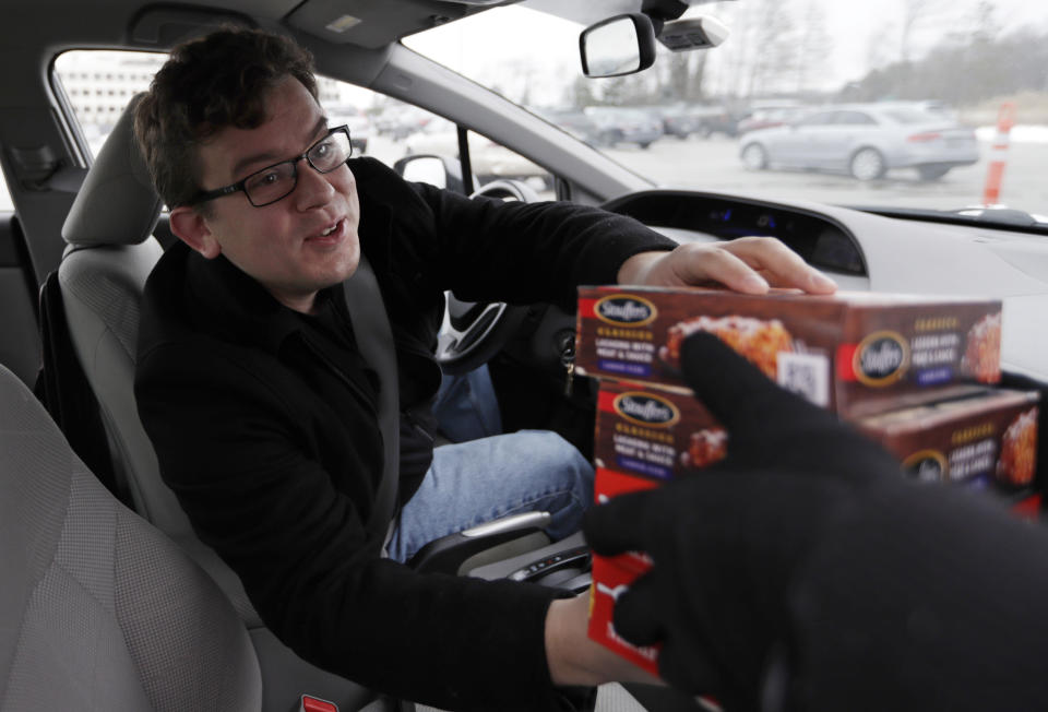 Tristan Hearn reaches for four Stouffers meals, Wednesday, Jan. 16, 2019, in Solon, Ohio. Federal workers who are furloughed received four free meals courtesy of Stouffer’s, one of the acts of kindness for federal workers amid the shutdown. (Photo: AP Photo/Tony Dejak)