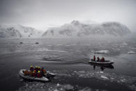 <p>Los turistas cruzan la Península Antártica Occidental, el 5 de marzo de 2016. Se cree que la industria del turismo en la Antártida comenzó a fines de los años 50 cuando Chile y Argentina subieron a más de 500 pasajeros, que pagaron una tarifa, a bordo de un barco naval para llevarlos a las Islas Shetland del Sur. El concepto de “crucero de expedición”, así como el tema de la educación, comenzó cuando Lars-Eric Lindblad dirigió la expedición del primer visitante a la Antártida en 1966. Antes de eso, la actividad humana en la Antártida se había limitado a las primeras exploraciones, la explotación de focas y ballenas, y más recientemente a la investigación y exploración científica. (Foto: Eitan Abramovich/AFP/Getty Images) </p>