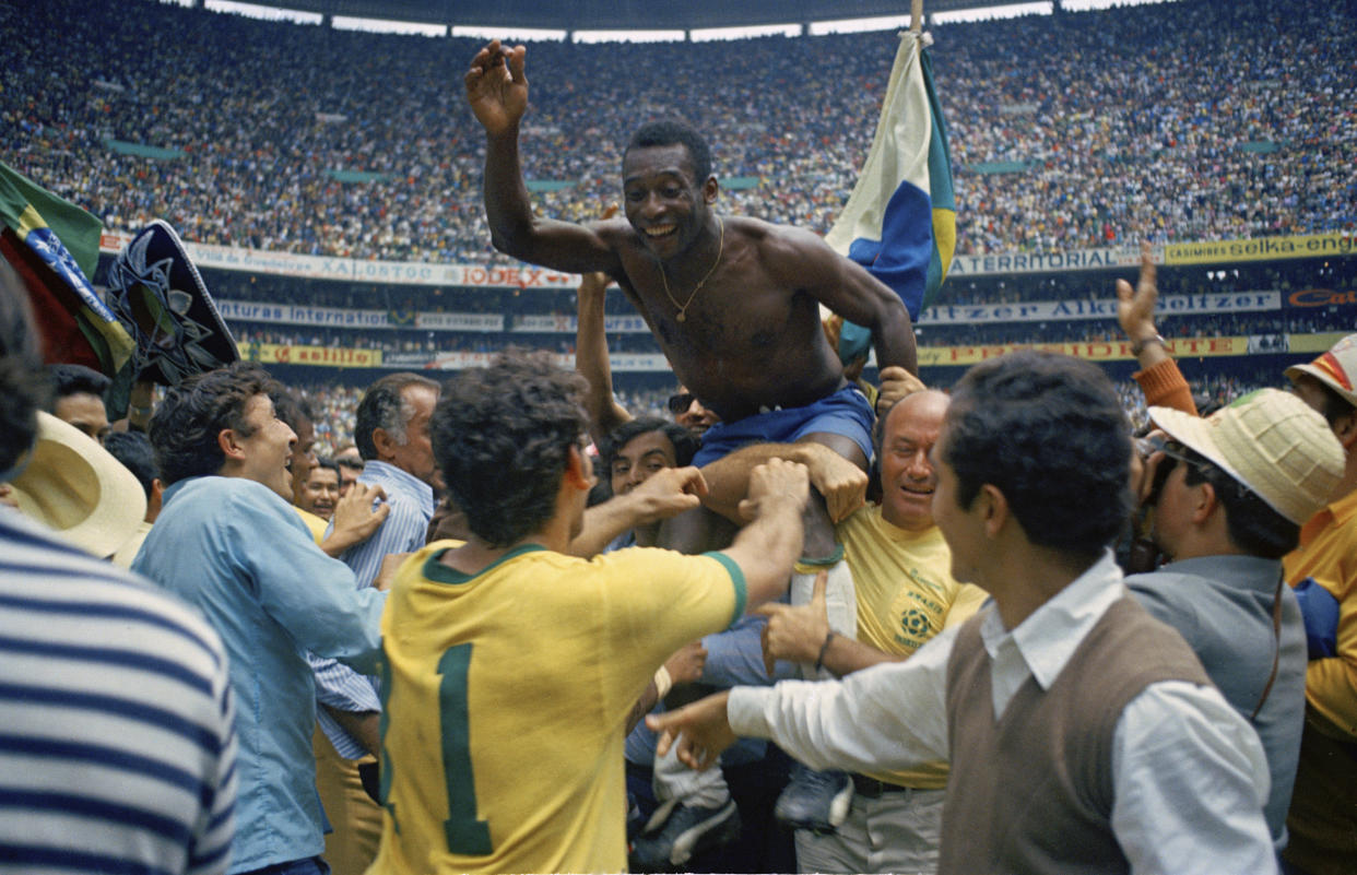 Pelé es llevado en hombros por aficionados tras ganar la final del Mundial de México 1970 ante Italia por 4-1. (AP Photo, file)