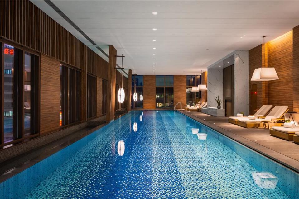 暑假入住寒居酒店，可在館內泳池游泳。圖／寒居酒店提供