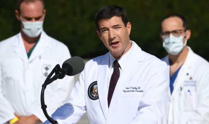 El médico de la Casa Blanca, Sean Conley, respondiendo a las preguntas sobre el estado de salud del presidente Trump. (Saul Loeb/AFP vía Getty Images)