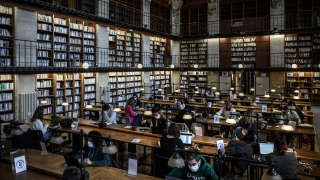 Students study sitting apart due to the coronavirus, Covid-19, in the historical library at the Victoire Campus of the University of Bordeaux on January 20, 2021 in Bordeaux, southwestern France. - Tired, demoralised, precarious: French students are called to take to the streets to make their voices heard, even though only some of them will be able to resume classes at the end of January 2021, and their living conditions have deteriorated. (Photo by Philippe LOPEZ / AFP)