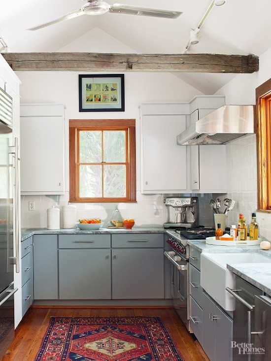 No matter where you live or the age of your house, you can re-create the bygone charisma and rural charm of a farmhouse kitchen. These eye-catching farmhouse kitchen designs will show you how.