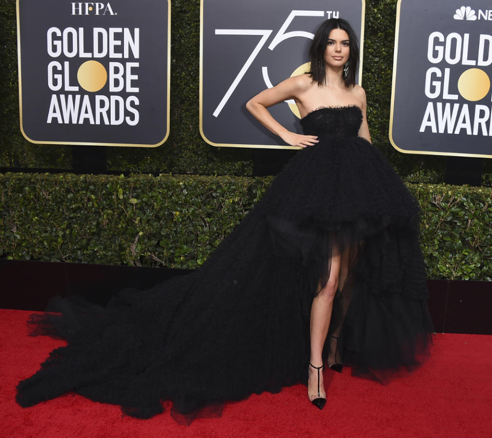 <p>It-Model Kendall Jenner war dieses Jahr zum ersten Mal bei den Golden Globes dabei und sorgte mit ihrer üppigen Giambattista Valli-Robe für einen Statement-Augenblick. (Bild: AP) </p>