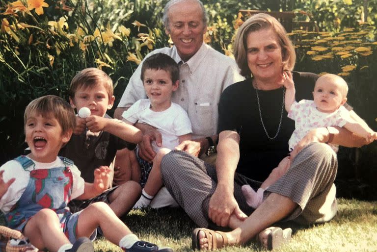 Gino y Graciela Cattarossi con algunos de sus nietos.