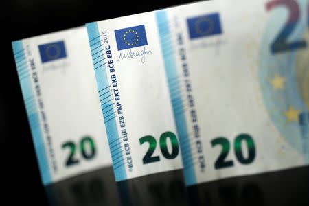 Euro slips on Italy woes, yen pushes higher