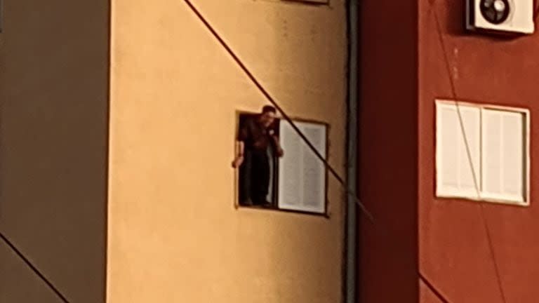 El hombre se precipitó desde el piso 8 y fue fotografiado justo antes de la caída.