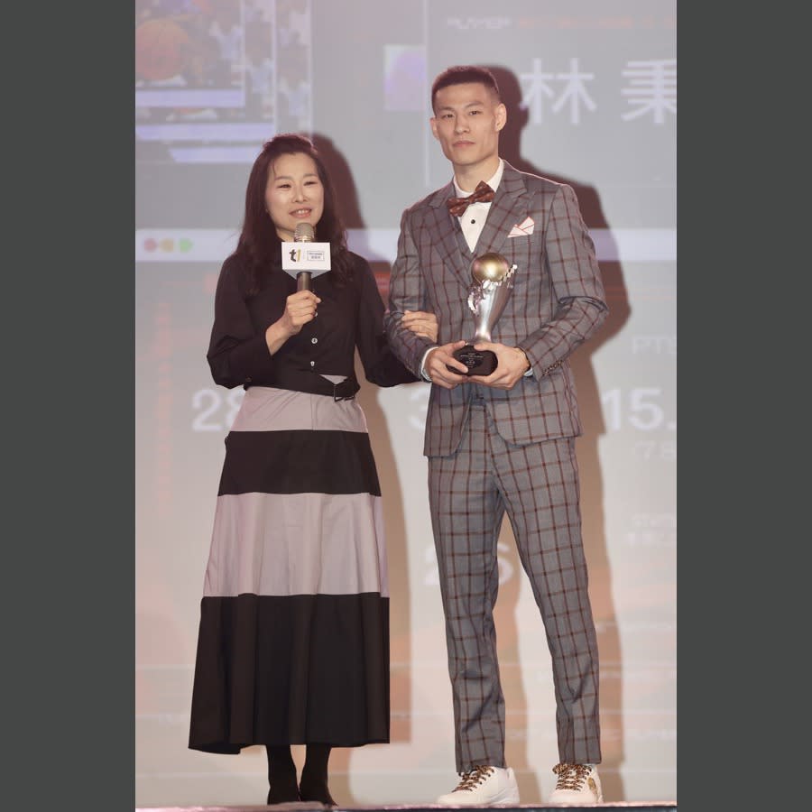 林秉聖（右）獲得年度進步獎，從擔任頒獎人的媽媽手中接下獎座。記者陳正興／攝影