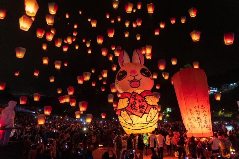 《圖說》「2023新北巿平溪天燈節」活動被全球視為美麗和受祝福的象徵，而透過眾多國際媒體報導，讓希望、團結、祝福和鼓勵的形象，已成為許多人對台灣的第一印象。〈觀旅局提供〉