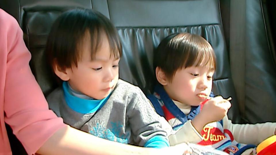小小彬（左）與迷你彬當時分別是7歲跟5歲。（圖／大愛提供）