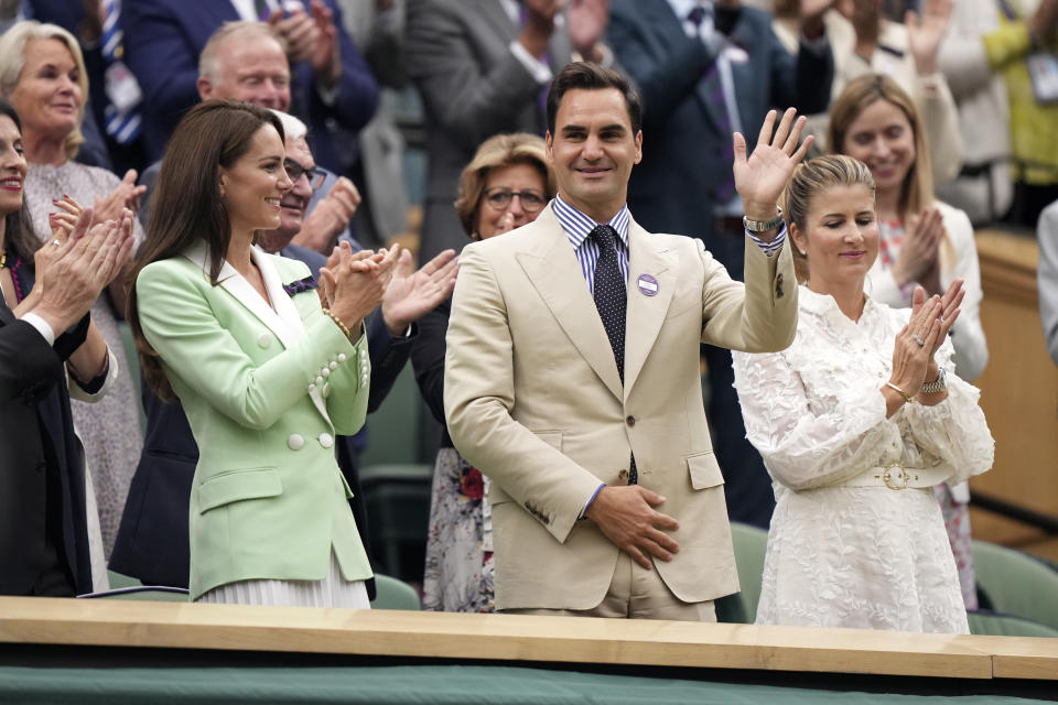 Roger Federer en el Palco Real junto a la princesa Catalina en la Cancha Central del torneo de Wimbledon, el martes 4 de julio de 2023, en Londres. (AP Foto/Alberto Pezzali)