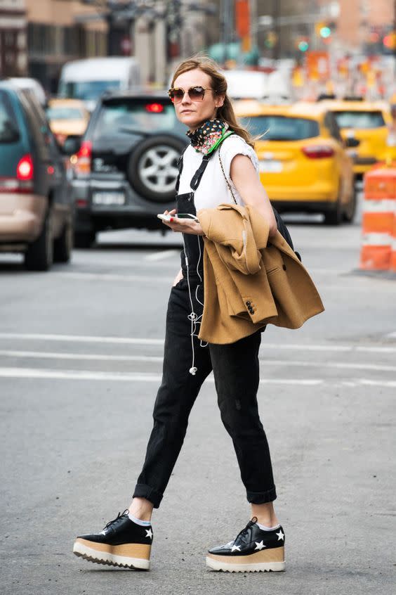 Stella Mc Cartney también supo reinventar la zapatilla y subirla unos cuántos centímetros sobre el nivel del piso.