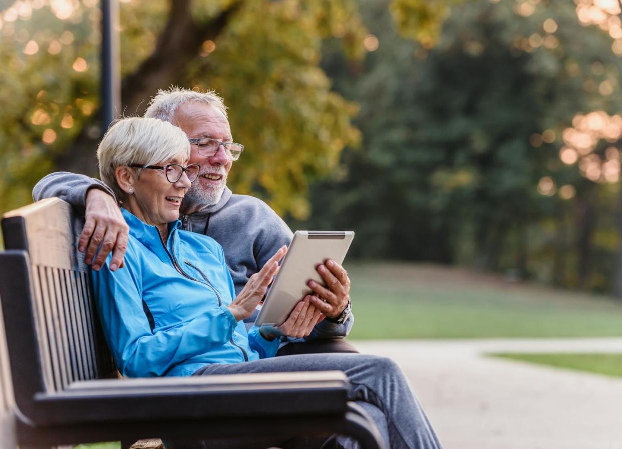 <a href="https://www.shutterstock.com/es/image-photo/smiling-senior-active-couple-sitting-on-1639727278" rel="nofollow noopener" target="_blank" data-ylk="slk:Lordn/Shutterstock;elm:context_link;itc:0;sec:content-canvas" class="link ">Lordn/Shutterstock</a>