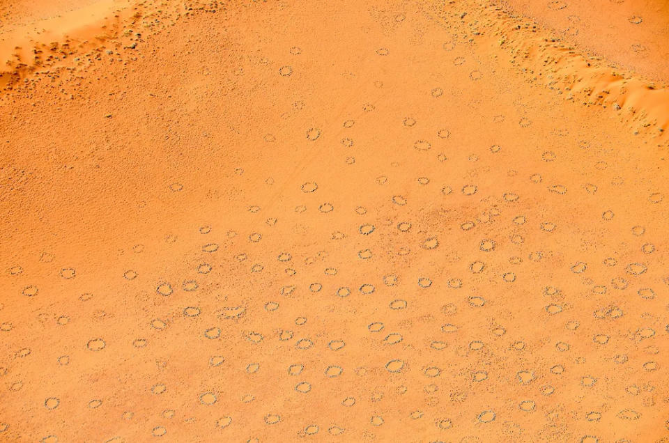 Vista área dos Círculos de Fada no Deserto da Namíbia (Imagem: Olga Ernst &amp; Hp.Baumeler/Wikimedia Commons)