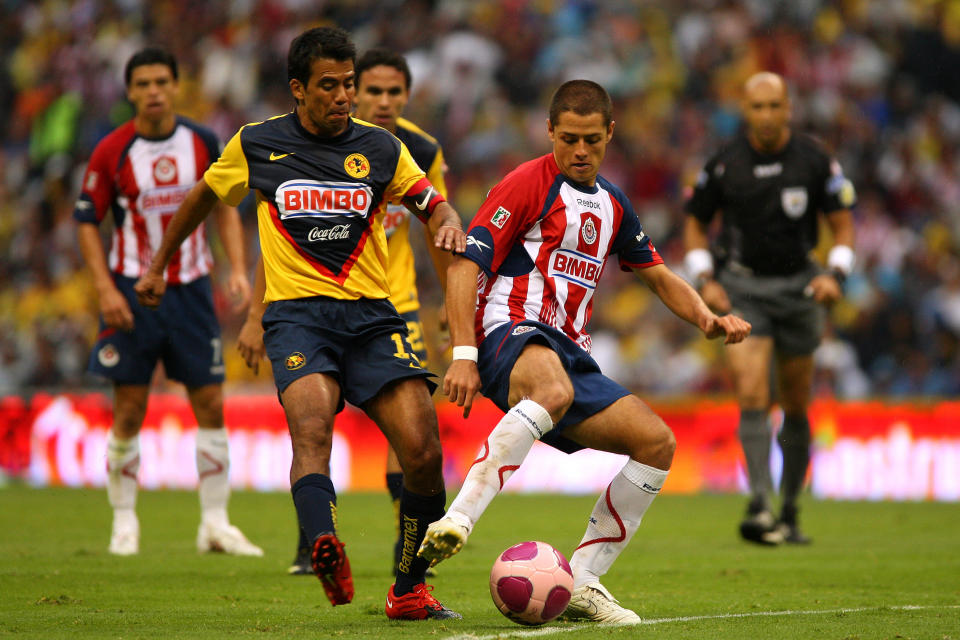 MEXICO CITY, MEXICO - OCTOBER 25: Pavel Pardo of America (L) and Javier Hernandez of Chivas (R) during their match in the 2009 Opening tournament, the closing stage of the Mexican Football League, at the Azteca Stadium on October 25, 2009 in Mexico City, Mexico. (Photo by Francisco Estrada/Jam Media/LatinContent via Getty Images)