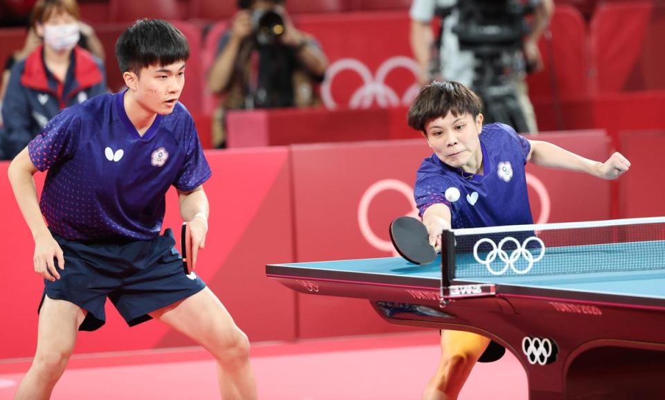 台灣「黃金混雙」林昀儒、鄭怡靜在東京奧運勇奪銅牌。（體育署提供）