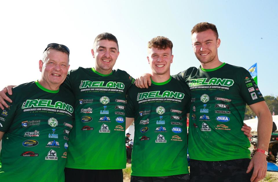 Gordon Gilchrist (director del equipo) del Quad Team Ireland, David Cowan, Dean Dillon y Mark McLernan sonrieron a pesar de la decepción de perderse un podio en Cingoli.