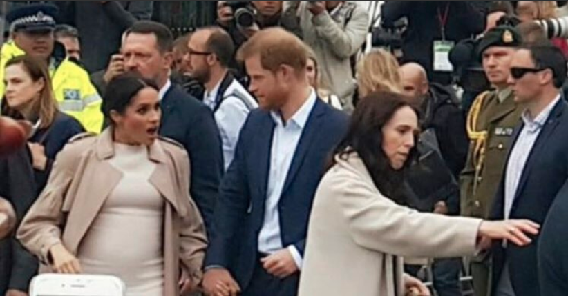 Meghan notices an old friend in the crowd in New Zealand. (Photo: @bellisariho via Twitter)