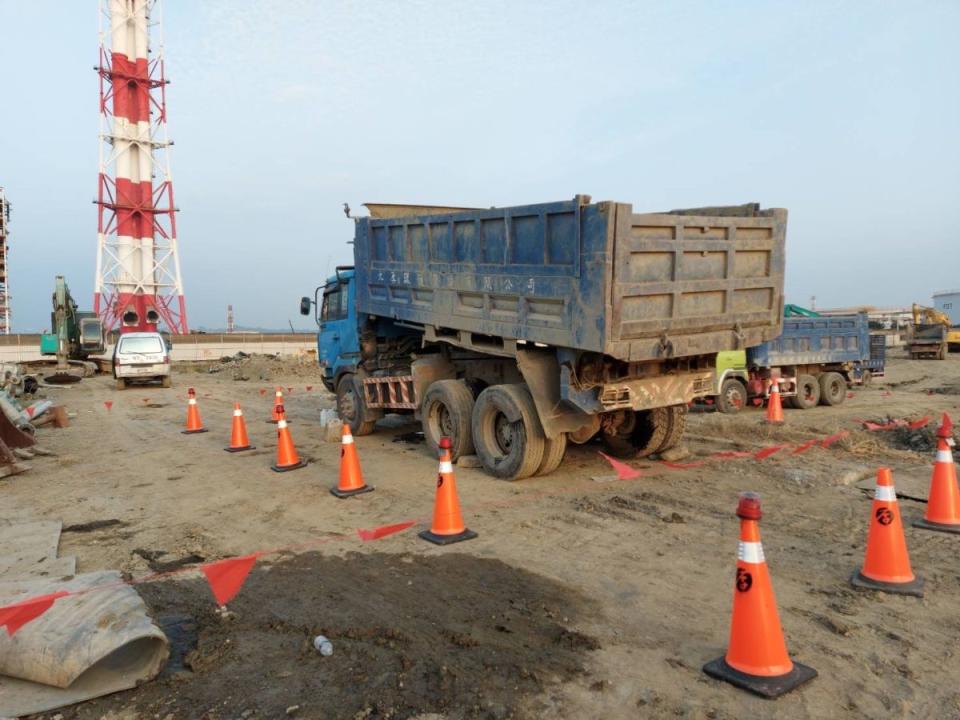 ▲台積電預定地高雄煉油廠舊址發生1人遭貨車車斗壓傷，送醫仍不治的工安意外。（圖／翻攝畫面）