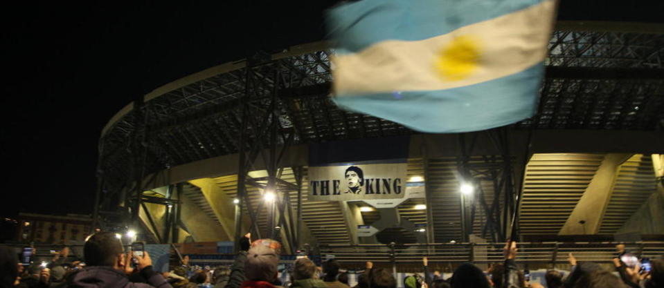 De nombreux supporteurs du Napoli ont rendu hommage à Maradona devant le stade San Paolo.
